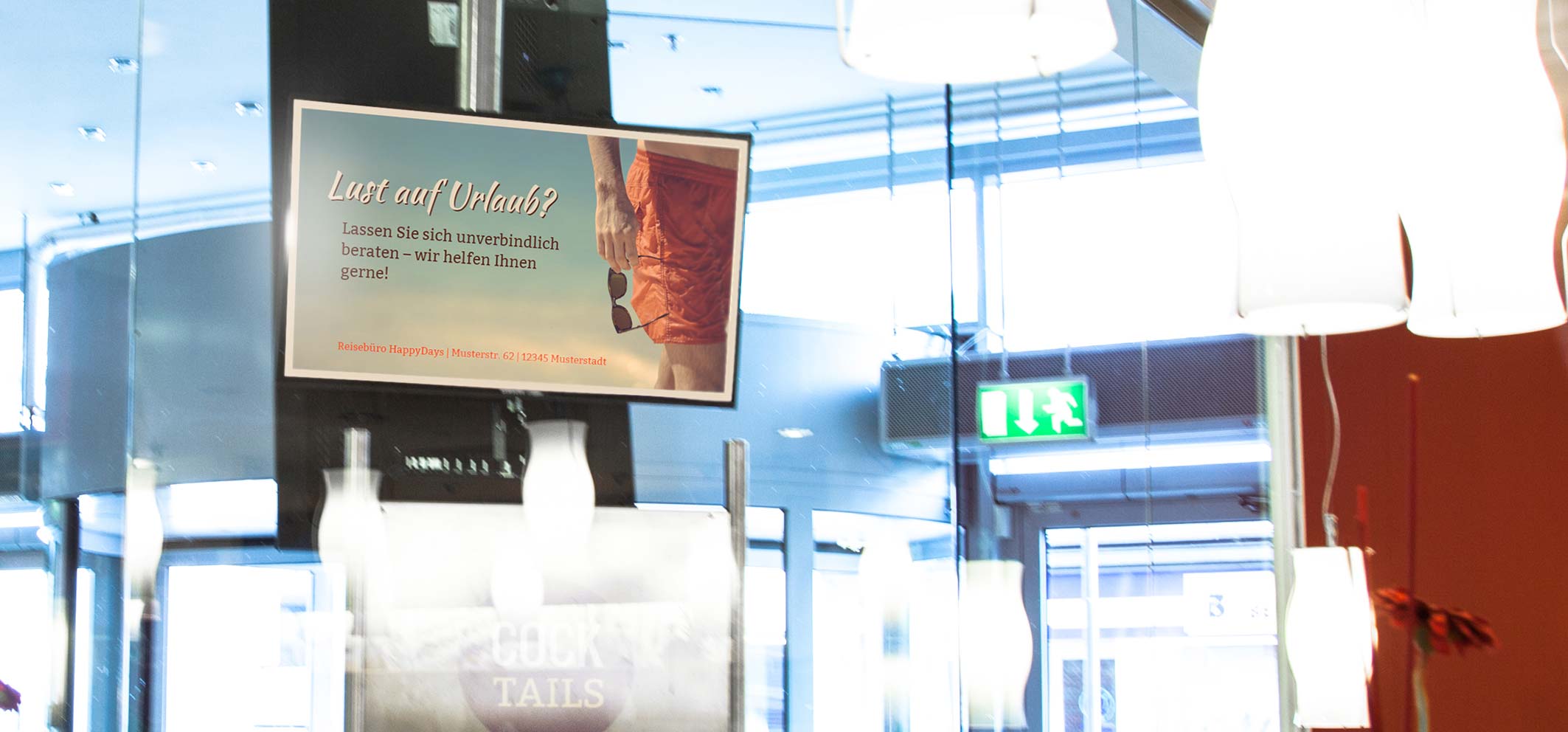 Bildschirm im Reisebüro mit digitalen Angeboten