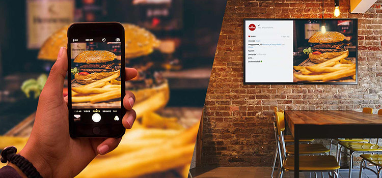 Bildschirm zeigt Instagram Inhalte als Social Media Wall
