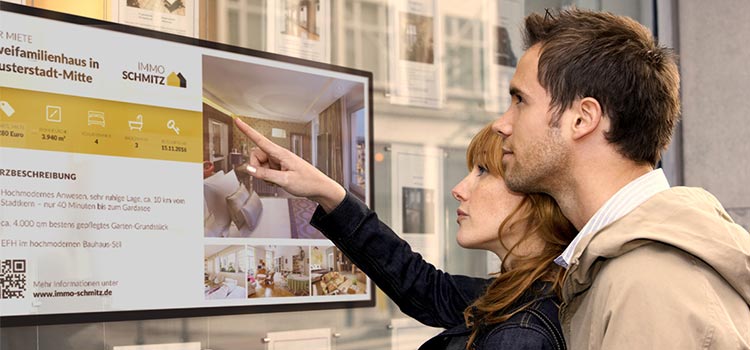 digital signage für immobilienmakler, schaufenster bildschirm mit exposé
