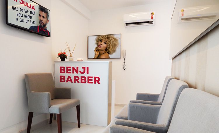 Digital Signage in the waiting area of a hair salon